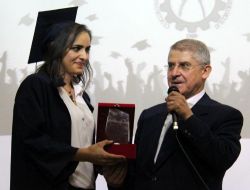 Adana Meslek Yüksekokulu'nda Mezuniyet Sevinci