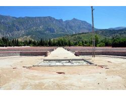 Manisa'da Yeni Yapılan Aile Mezarları Cep Yakacak