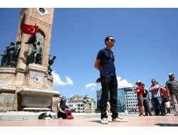 Taksim’de 'Duran Adam' Ve 'Yatan Adam' Eylemi