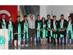 Karamürsel Meslek Yüksekokulu'nda Mezuniyet Coşkusu