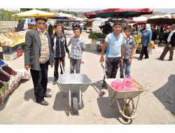 Çocuklar El Arabasıyla Haçlıklarını Kazanıyor