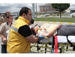 Yaralı Taşıyan Ambulansın Minibüsle Çarpışmasını Mobese Kaydetti