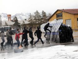 Tatbikatta Polise Taş, Molotof Kokteyli ve Havai Fişek Atıldı