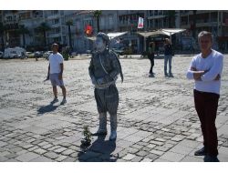 İstanbul'daki 'Duran Adam' Protestosu İzmir'e Sıçradı