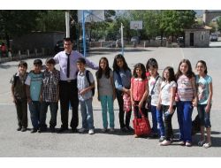 Amerikalı Öğretmenler Gençlere İngilizce Öğretiyor