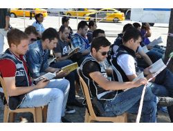 'Gezi' Nöbetindeki Polise Kitap Terapisi