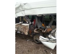 Yüksekova'da Tır İle Minibüs Çarpıştı: 3 Ölü, 11 Yaralı