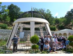 Eyüp Kız Anadolu Lisesi Öğrencileri, Atıf Hoca Anıt Mezarı'nı Ziyaret Etti