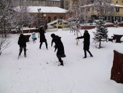 Karne Almaya Giden Öğrencilerin Kar Sevinci