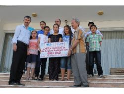 Afrika'daki Su Kuyusu İçin Küpesini Sattı