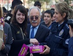 Polis Karne Alan Öğrencilerin Ağzını Tatlandırdı