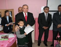 İzmir'de 660 Bin Öğrenciye Karneleri Dağıtıldı
