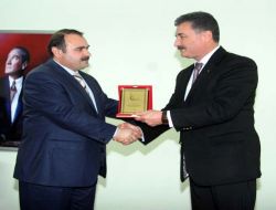 İmam Hatip Lisesi'ne Yer Sözü Veren Belediye Başkanı Tuna Plaket İle Ödüllendirildi