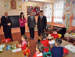 Balıkesir Valisi Arslan, Köylerdeki Öğrencilerin Karnelerini Verdi
