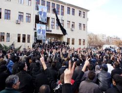 Bdp'liler Belediye Başkanı Güneş'in Gözaltına Alınmasını Yürüyüşle Protesto Etti