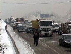 Kayan Tır Nedeniyle Ulaşıma Kapanan D-100 Karayolunda Uzun Araç Kuyruğu Oluştu