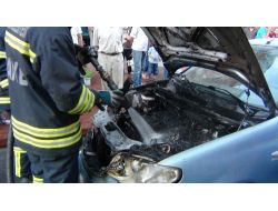 Hareket Halindeki Otomobilin Motor Kısmı Yandı