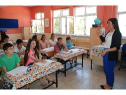 Başiskelili Öğrenciler, Yabancı Eğitmenlerli Dil Öğreniyor