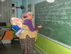 Sırtındaki Bebeğiyle Gittiği Kursta Okuma-yazma Öğrendi