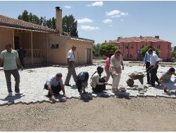 Fedakar Öğretmenler Okulun Bahçesine Parke Taşı Döşüyor