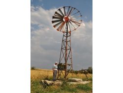 İlkokul Mezunu Çiftçi Yaptığı Rüzgar Gülü İle Su Çıkarıp Tarlasını Suluyor