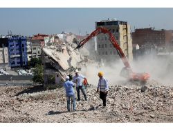 Riskli Binaların Sonuncusu Törenle Yıkıldı