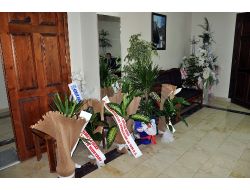 Erzincan Valisi Akdemir Tebrik Çiçeklerinden Elde Edilen Geliri Bağışladı