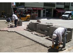 Muş Belediyesi Kilitli Parke Taşı Döşeme Çalışmalarına Devam Ediyor