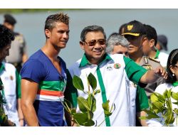 Ronaldo, Endonezya'da Fidan Dikti