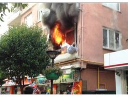 Balkondan Atlayarak Yanmaktan Kurtuldu