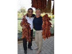 Muazzez Ersoy, ‘biber Tatarı’ Yemek İçin Kale’ye Geldi