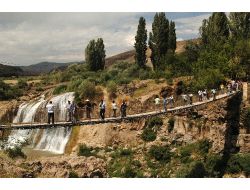 Muradiye Şelalesi Turistlerin Akınına Uğruyor