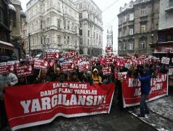1 Derece Sıcaklığa Rağmen Darbecileri Protesto Ettiler
