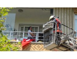 Gaz Maskesini Kendine Değil Köpeğine Taktı