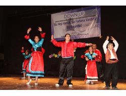 Down Sendromlu Çocukların Gösterisi Ayakta Alkışlandı