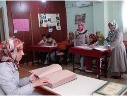 Parmak Uçlarıyla Kur'an Okumayı Öğreniyorlar