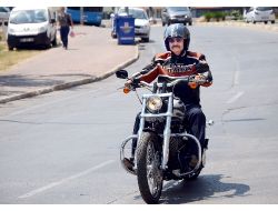 Tüzmen, Antalya'da Bir Motor Mağazasını Gezerek Deneme Sürüşü Yaptı