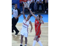 Kadın Basketbolcular Belarus'u 55-41 Yenerek Yarı Finale Çıktı
