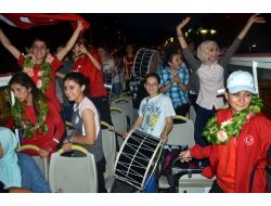 Şampiyonları Mustafa Dündar Karşıladı