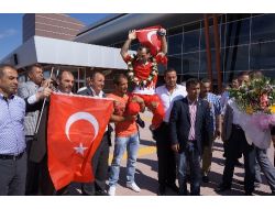 Akdeniz Oyunları Şampiyonu Bakır, Omuzlarda Karşılandı