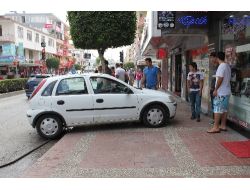 Kaza Yapan Otomobil Karşı Şeridi Geçip Kaldırımda Durdu