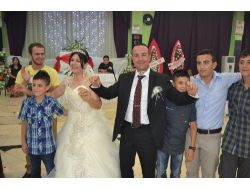 Düğününü 20 Yıl Sonra 5 Çocuğuyla Birlikte Yaptı