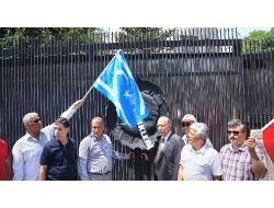 Irak Türkleri Derneği, Abd Büyükelçiliği'ne Siyah Çelenk Bıraktı