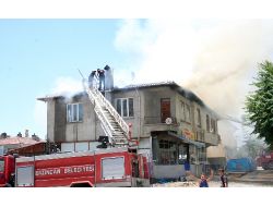 Çatı Yangını Paniğe Neden Oldu