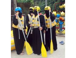 Arap Bayanların Rafting Keyfi