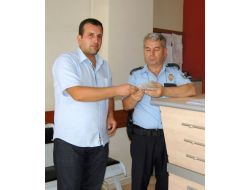 Atm’de Bulduğu Bin 250 Tl’ye Polise Teslim Etti
