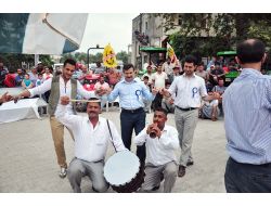Kaymakam Güldibi, Çiftçilerle Halay Çekti