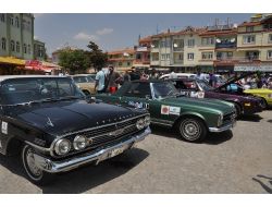 40 Klasik Otomobil Tutkunu Afyon'da Gösteri Yaptıi Tarihi Yerleri Gezdi