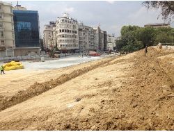 Taksim'de Yıkılan İş Yerlerinin Yerine Çim Ekiliyor