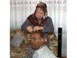 Sigara İçmemek İçin Başını Kafese Kilitliyor